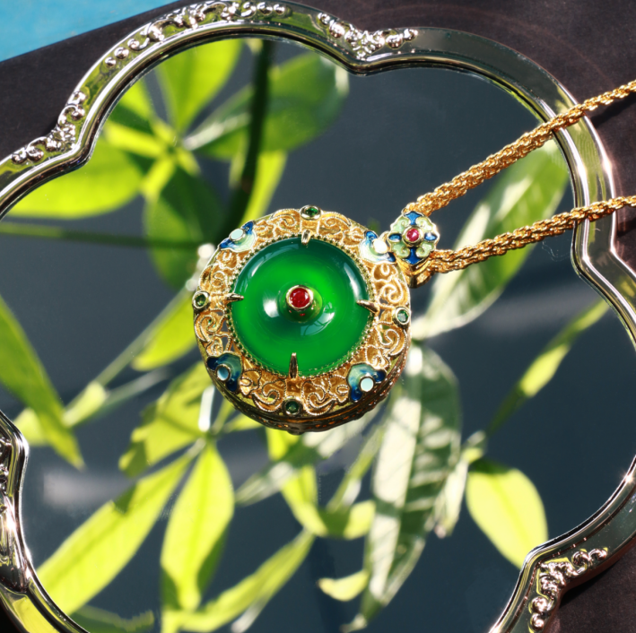 Peace Buckle Green Agate Pendant