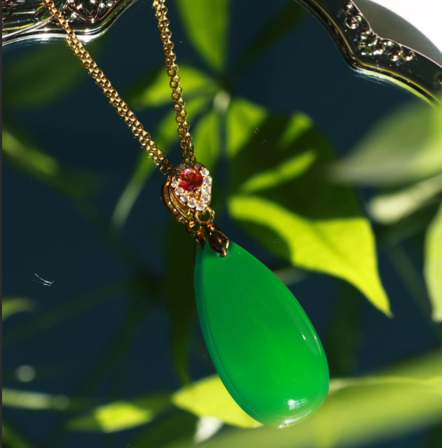 T-shaped green agate teardrop pendant